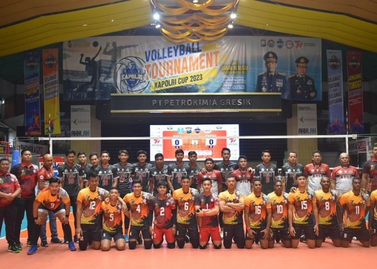 Tim Voli Putra Papua (depan) dan Tim Voli Putra Bali foto bersama sebelum bertanding. (foto ist/koranpapua.id)