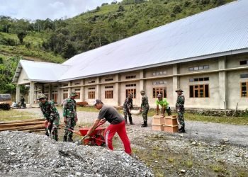 Satgas Yonif 721/Mks Bersama Masyarakat Bangun Gereja di Kampung Puru Kanggime