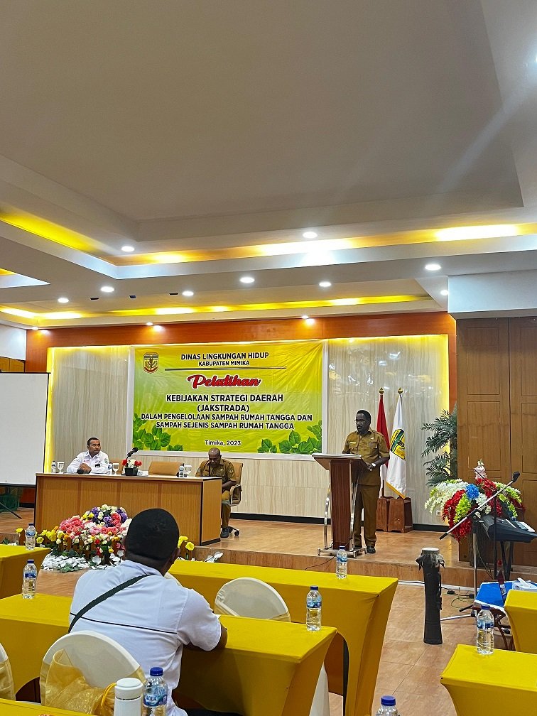 Dr. Wilem Naa, Asisten 2 Setda Mimika membacakan sambutan Bupati Mimika.