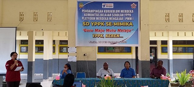  Maria Agata Ayang Pramana, memandu jalannya acara pelatihan.