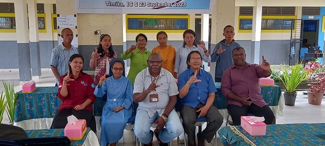 Guru SD YPPK Kokonao foto bersama Sr. Silvina, PRR, Kepala SD Seminari Santo Yohanes Pembaptis, Pastor Ari, SCJ, Fransiskus Bokeyau, Sekretaris Dinas Pendidikan dan Bernolfus Welerubun selaku kreator pelatihan PMM.