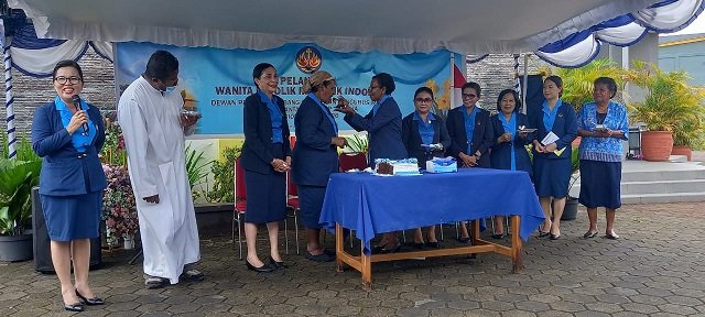 Theresia Tekege Agapa, Ketua DPC WKRI Santa Sisilia menyuapi kue kepada Irene Adii, Ketua DPD WKRI Keuskupan Timika.