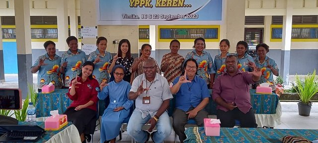 Guru SD YPPK Mioko dan Iwaka foto bersama Sr. Silvina, PRR, Kepala SD Seminari Santo Yohanes Pembaptis, Pastor Ari, SCJ, Fransiskus Bokeyau, Sekretaris Dinas Pendidikan dan Bernolfus Welerubun selaku kreator pelatihan PMM.