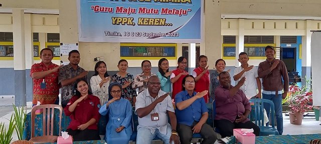 Guru SD YPPK Waonaripi foto bersama Sr. Silvina, PRR, Kepala SD Seminari Santo Yohanes Pembaptis, Pastor Ari, SCJ, Fransiskus Bokeyau, Sekretaris Dinas Pendidikan, Bernolfus Welerubun selaku kreator pelatihan PMM.
