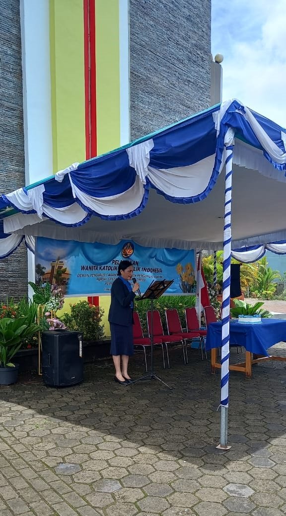 Agustina Rahadet, Ketua panitia pelantikan Pengurus Cabang dan Ranting WKRI Santa Sisilia membacakan laporan panitia periode 2023-2026.