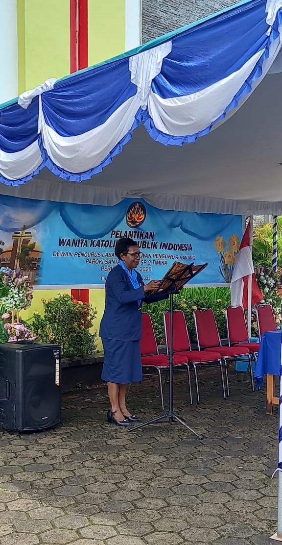 Theresia Tekege Agapa, Ketua DPC WKRI Santa Sisilia membacakan sambutan.