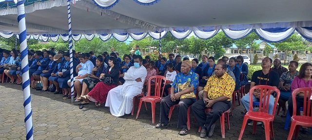 Obeth Tekege, Ignastius Adii, RD Samuel bersama umat mengikuti acara resepsi.