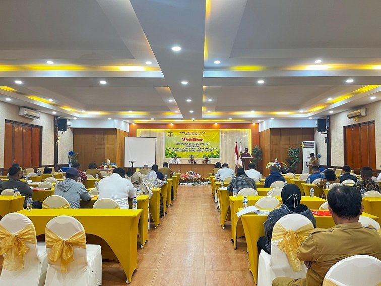 Peserta khusuk dalam doa pembukaan yang dipimpin pendeta.