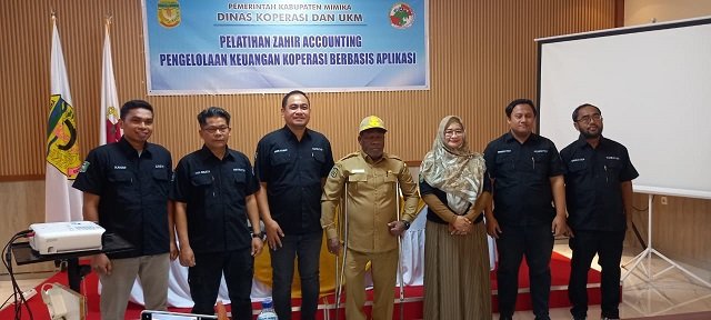 Dr. Petrus Yumte, SH., M.Si, Kepala Dinas Koperasi dan UMKM Mimika foto bersama tim narasumber Universitas Yapis Papua setelah acara pembukaan.