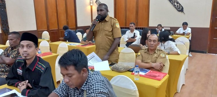 Seorang peserta menyoroti banyaknya sampah yang mengendap dalam drainase.