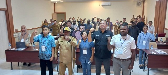 Dr. Petrus Yumte, SH., M.Si, Kepala Dinas Koperasi dan UMKM Mimika didampingi tiga perwakilan koperasi, narasumber foto bersama peserta pelatihan setelah acara pembukaan.