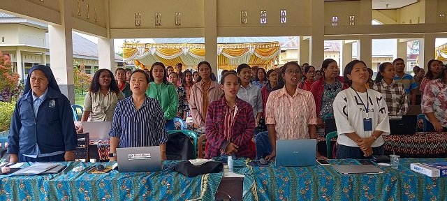 Para guru menyanyikan Lagu Indonesia Raya.