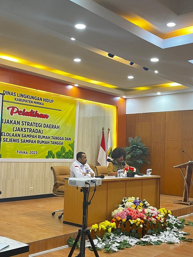 Max Gainau, Kepala Seksi Limbah B3 Dinas Lingkungan Hidup Mimika memandu acara pelatihan.