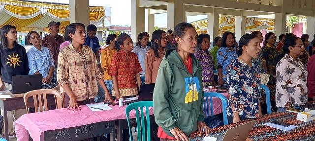 Para guru menyanyi lagu Tanah Papua.