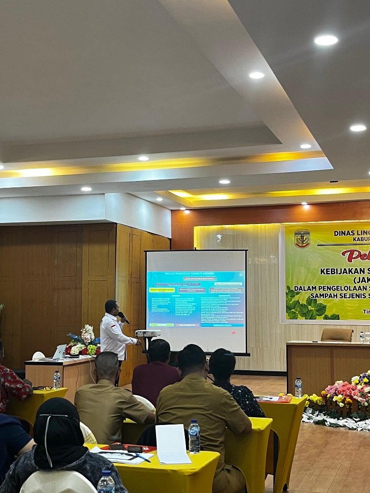Edison Worabai, Kepala Bidang Fasilitas Pengendalian Pembangunan Ekoregion Kementerian Lingkungan Hidup dan Kehutanan memaparkan materi kondisi sampah di Indonesia yang makin memprihatinkan.