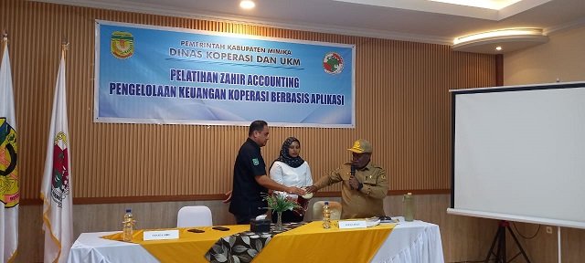 Dr. Petrus Yumte, SH.,M.Si, Kepala Diskop dan UMKM Mimika dan Dr. Andri Irawan selaku narasumber Universitas Yapis Papua membuka pelatihan ditandai dengan menabuh tifa bersama-sama.