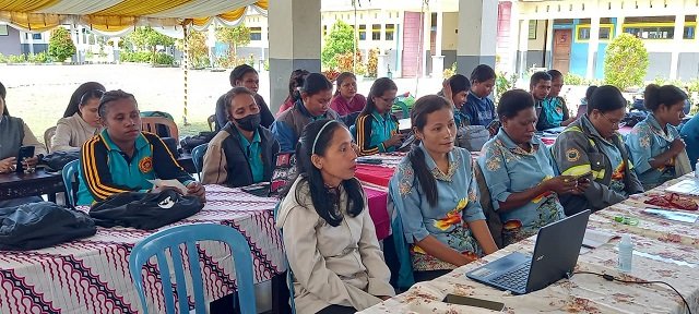 Para guru mendengar arahan Sekretaris Dinas Pendidikan Mimika Fransiskus Bokeyau.