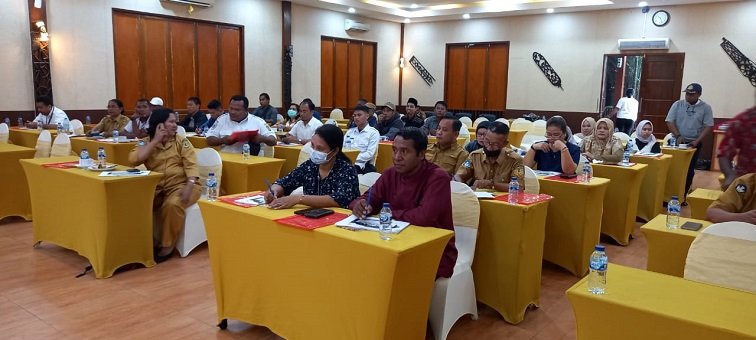 Peserta pelatihan mendengarkan pemaparan materi dari narasumber.