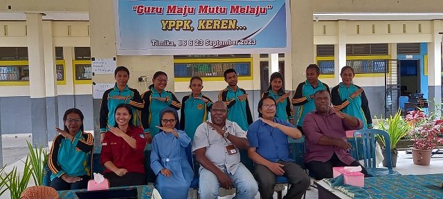 Guru SD YPPK Mwuare foto bersama Sr. Silvina, PRR, Kepala SD Seminari Santo Yohanes Pembaptis, Pastor Ari, SCJ, Fransiskus Bokeyau, Sekretaris Dinas Pendidikan dan Bernolfus Welerubun selaku kreator pelatihan PMM.