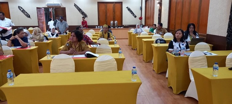 Peserta pelatihan mendengarkan pemaparan materi dari narasumber.