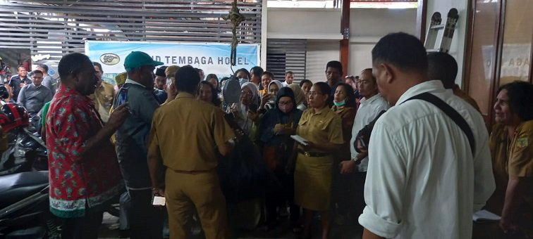 Staf Dinas Lingkungan Hidup Mimika menjelaskan cara menghitung kubikasi dalam menimbang sampah untuk dimasukan dalam aplikasi SIPN.