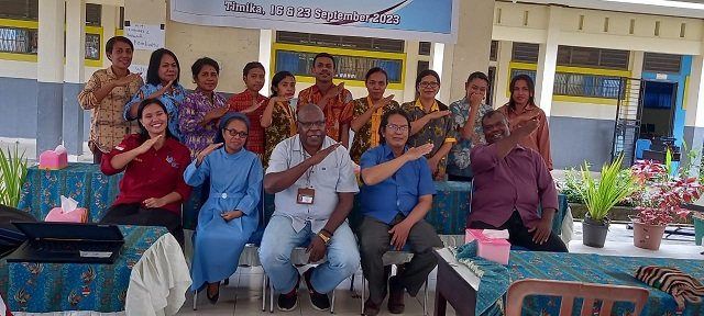 Guru SD YPPK Kaugapu foto bersama Sr. Silvina, PRR, Kepala SD Seminari Santo Yohanes Pembaptis, Pastor Ari, SCJ, Fransiskus Bokeyau, Sekretaris Dinas Pendidikan dan Bernolfus Welerubun selaku kreator pelatihan PMM.