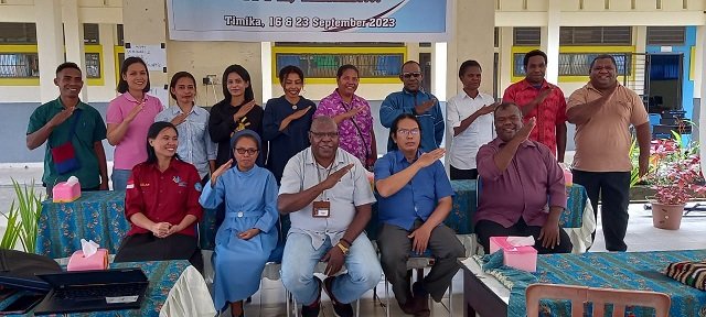 Guru SD YPPK Hiripau foto bersama Sr. Silvina, PRR, Kepala SD Seminari Santo Yohanes Pembaptis, Pastor Ari, SCJ, Fransiskus Bokeyau, Sekretaris Dinas Pendidikan dan Bernolfus Welerubun selaku kreator pelatihan PMM.