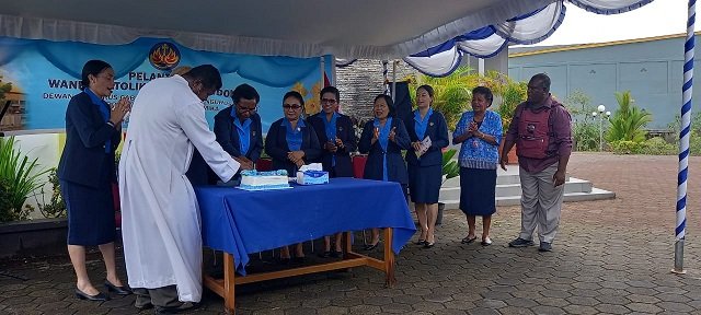 RD Samuel Ohoilejaan, Pastor Paroki Santa Sisilia dan Theresia Tekege Agapa, Ketua DPC WKRI Santa Sisilia potong kue pelantikan.
