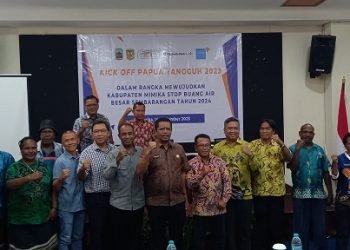 Reynold Ubra, Kepala Dinas Kesehatan Kabupaten Mimika, tim Bappeda Mimika, Yayasan Rumsram Biak foto bersama peserta sosialisasi, Kamis 15 September 2023. (Foto : Redaksi/Koranpapua.id)