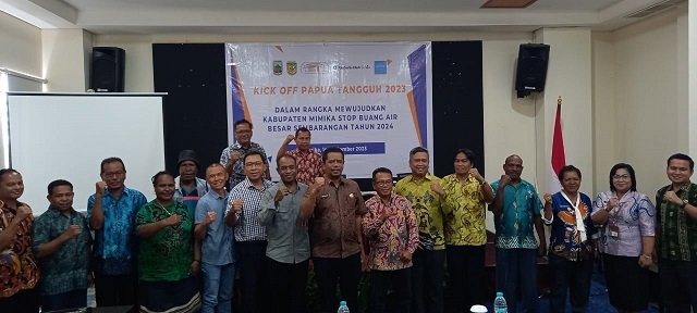 Reynold Ubra, Kepala Dinas Kesehatan Kabupaten Mimika, tim Bappeda Mimika, Yayasan Rumsram Biak foto bersama peserta sosialisasi, Kamis 15 September 2023. (Foto : Redaksi/Koranpapua.id)