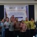 Reynold Ubra, Kepala Dinas Kesehatan Kabupaten Mimika, tim Bappeda Mimika, Yayasan Rumsram Biak foto bersama peserta sosialisasi, Kamis 15 September 2023. (Foto : Redaksi/Koranpapua.id)