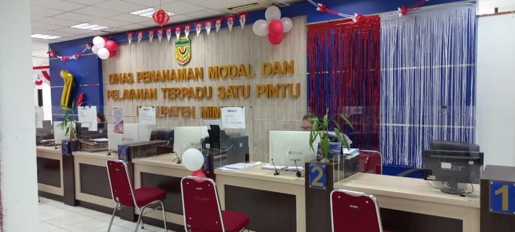 Suasana di ruang pelayanan Kantor Dinas Penanaman Modal dan Pelayanan Terpadu Satu Pintu Kabupaten Mimika terlihat sepi. (Foto : Redaksi/Koranpapua.id)