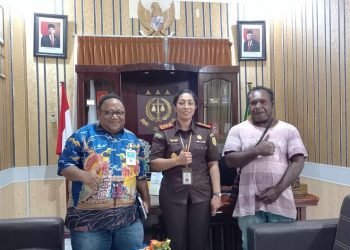 Jhon NR Gobai, Anvgota DPR Papua foto bersama Kejari Mimika Mailany dalam kunjungannya pada 18 September 2023. (Foto : Ist./Koranpapua.id)