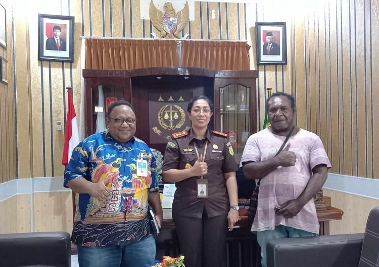 Jhon NR Gobai, Anvgota DPR Papua foto bersama Kejari Mimika Mailany dalam kunjungannya pada 18 September 2023. (Foto : Ist./Koranpapua.id)