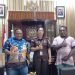 Jhon NR Gobai, Anvgota DPR Papua foto bersama Kejari Mimika Mailany dalam kunjungannya pada 18 September 2023. (Foto : Ist./Koranpapua.id)