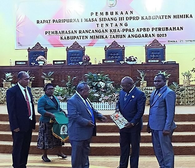 Bupati Mimika Eltinus Omaleng menyerahkan KUA PPAS APBD Perubahan 2023 kepada Anton Bukaleng, Ketua DPRD Mimika, Jumat malam, 29 September 2023 (Foto:Dok/ koranpapua.id)
