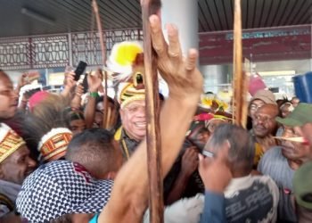 Ribuan Simpatisan EO Penuh Sesak di Bandara Mozes Kilangin, Konvoi Kendaraan Sepanjang Tiga KM