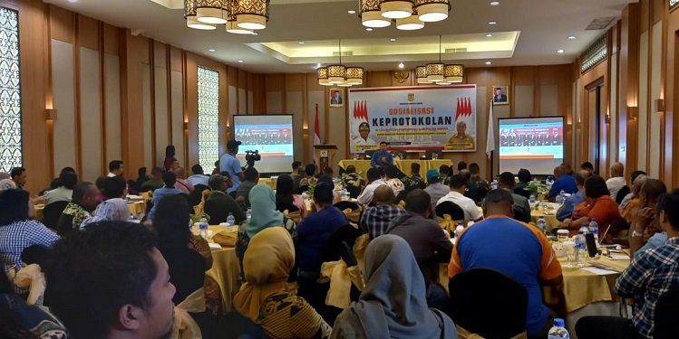 Firmansyah, Rasyid, Kabag Protokol Kemendagri memaparkan peran Keprotokolan sesuai undang-undang dalam sosialisasi Keprotokolan, Jumat 21 September 2023. (Foto : Redaksi/Koranpapua.id)