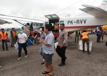 Didampingi Istri, Korban Penembakan di Ilaga Tiba di Timika