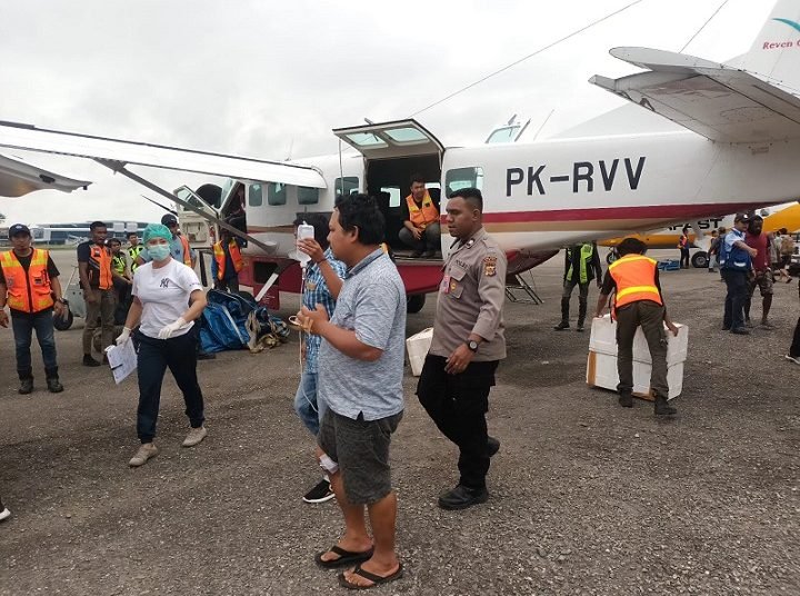 Didampingi Istri, Korban Penembakan di Ilaga Tiba di Timika