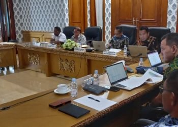 Kepala Satuan Tugas (Kasatgas) Koordinasi dan Supervisi Wilayah V Komisi Pemberantasan Korupsi (KPK) Nurul Ichsan Alhuda bersama timnya didampingi Asisten 2 Setda Mimika Willem Naa, Sihol Paningotan, Kepala Inspektorat Mimika, Rabu 13 September 2023. (Foto : Redaksi/Koranpapua.id)