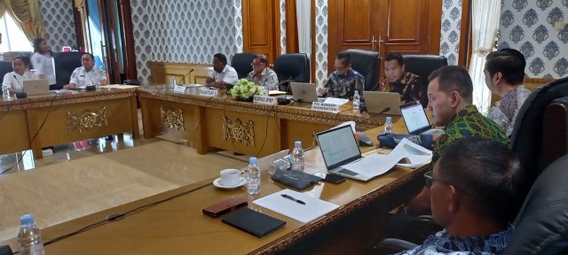 Kepala Satuan Tugas (Kasatgas) Koordinasi dan Supervisi Wilayah V Komisi Pemberantasan Korupsi (KPK) Nurul Ichsan Alhuda bersama timnya didampingi Asisten 2 Setda Mimika Willem Naa, Sihol Paningotan, Kepala Inspektorat Mimika, Rabu 13 September 2023. (Foto : Redaksi/Koranpapua.id)