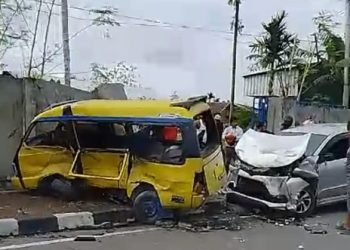 Tabrakan  Hebat Taksi Kuning Vs Avansa, Delapan Pelajar SMP Dilarikan ke RSUD