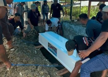 Pemuda Maluku Satu Rasa Salam Sarane Mimika Makamkan Jenazah Meylin Lohanapessy