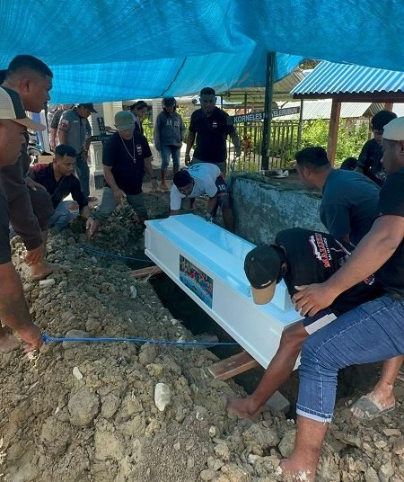 Pemuda Maluku Satu Rasa Salam Sarane Mimika Makamkan Jenazah Meylin Lohanapessy