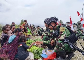 Ramaikan Pasar Tumpah, Satgas YPR 433/JS Bantu Roda Perekonomian Masyarakat