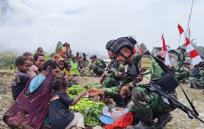 Ramaikan Pasar Tumpah, Satgas YPR 433/JS Bantu Roda Perekonomian Masyarakat