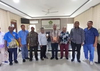 Lucas Yasi, Kepala Kemenag Mimika, Yunus Wanenda, Kepala Seksi Agama Kristen foto bersama Ketua Klasis dan pendeta setelah rapat, Sabtu 16 September 2023. (Foto : Redaksi/Koranpapua.id)