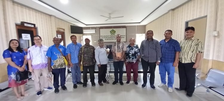 Lucas Yasi, Kepala Kemenag Mimika, Yunus Wanenda, Kepala Seksi Agama Kristen foto bersama Ketua Klasis dan pendeta setelah rapat, Sabtu 16 September 2023. (Foto : Redaksi/Koranpapua.id)