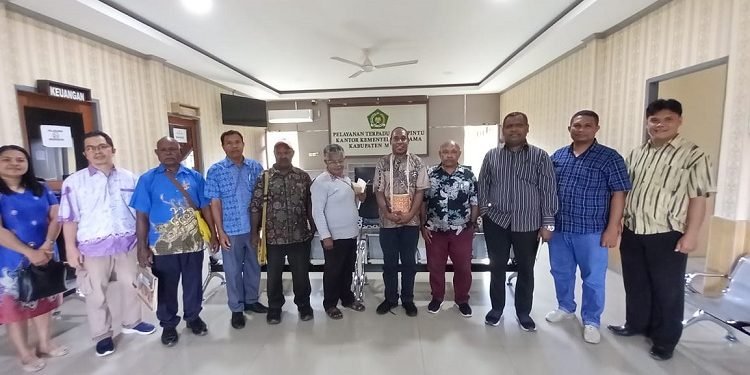 Lucas Yasi, Kepala Kemenag Mimika, Yunus Wanenda, Kepala Seksi Agama Kristen foto bersama Ketua Klasis dan pendeta setelah rapat, Sabtu 16 September 2023. (Foto : Redaksi/Koranpapua.id)